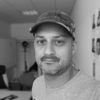 جولین هولمز   Julian Holmes