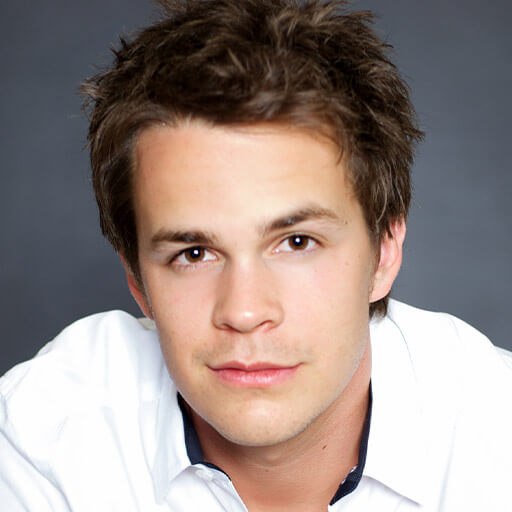 Johnny Simmons