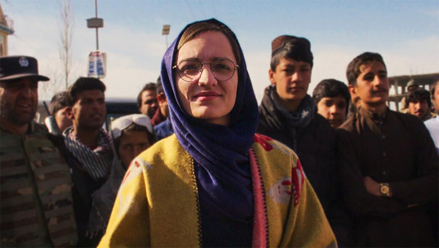 در دستان او